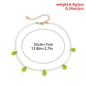 Collana di perline bohémien con margherite, perline bianche e fiori gialli e verdi