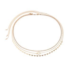 Détail de la chaîne de taille dorée à trois couches avec strass et pendentifs étoiles