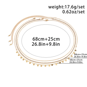 Détail de la chaîne de corps dorée à trois couches, strass et disques, taille 68cm+25cm