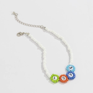 Detalle del collar de cuentas con motivos florales coloridos y letras de LOVE