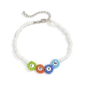Detalle de joyería artesanal con flores de colores y cuentas con las letras LOVE
