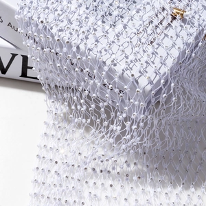 Détail du tissu résille blanc avec des strass scintillants et une maille élastique