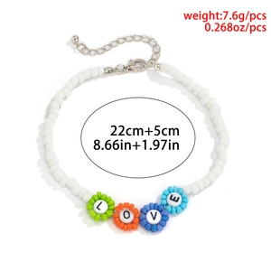 Detalle de pulsera de cuentas de colores LOVE con cierre de langosta y cadena extensible