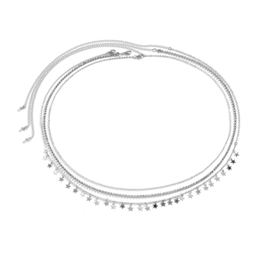Détails d'une chaîne de taille argentée multicouche avec strass et breloques étoiles