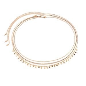 Détail d'une chaîne de taille dorée multicouche avec pendentifs étoiles et strass