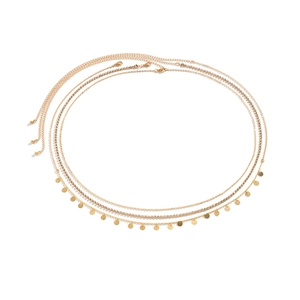 Détails d'une chaîne de corps dorée multicouche avec strass et charms pailletés
