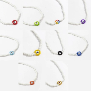 Collar de cuentas de colores con letras de acrílico y diseños de flores alegres