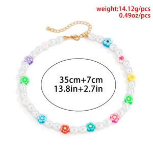 Dettaglio della collana di perline a margherita colorata con perle barocche e catena da 7cm