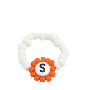 Anillo de cuentas de colores con una cuenta blanca de la letra S y detalles en naranja