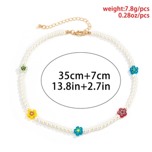 Dettaglio di perle a margherita colorate e chiusura a moschettone con dimensioni di 35+7 cm