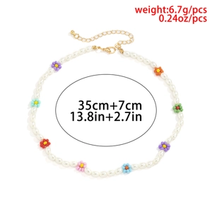 Dettaglio della collana di perline con fiori colorati e perle barocche con chiusura