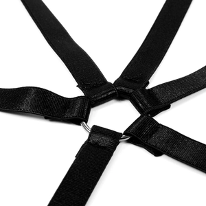 Détail des sangles élastiques noires fixées à un anneau en argent avec coutures renforcées