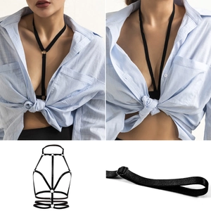 Harnais de corps noir élastique avec anneaux dorés et sangles réglables pour femmes