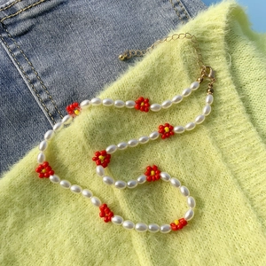 Dettaglio della collana di perline a margherita con perle barocche e chiusura a moschettone