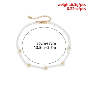 Dettaglio della collana di perline a margherita lunga 35cm con 7cm di estensione