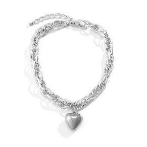 Dettaglio della collana a catena spessa argentata con un ciondolo a forma di cuore