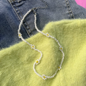 Dettaglio della collana di perline a margherita fatta a mano con chiusura a moschettone