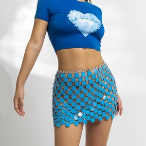 Detail der blauen Pailletten-Körperkette als Rock mit Metallringen über dem Top