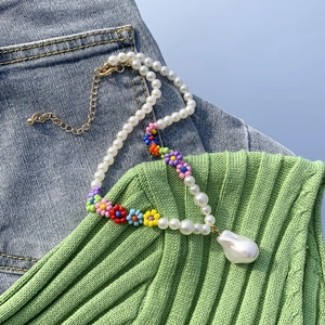 Dettaglio collana con perle barocche, perline colorate a margherita e chiusura oro