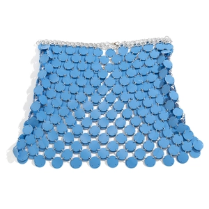 Detail der blauen Pailletten-Körperkette mit Metallringen für Club und Rave