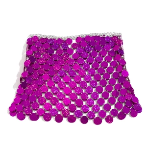Detailaufnahme der lila Pailletten-Minirock Körperkette mit Metallringen