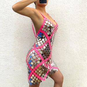 Detalle del vestido de cadena corporal con lentejuelas rosas, plateadas y azules brillantes