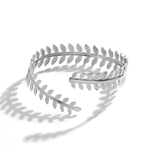 Verstelbare zilveren open armband met gepolijst olijfbladmotief en metalen glans