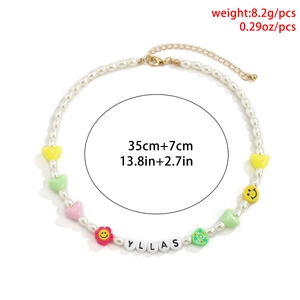 Dettaglio collana di perline colorate con margherita, cuori e lettere YLLAS
