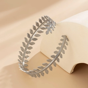 Detailweergave van zilveren laurierblad armband met verfijnde korrelige texturen