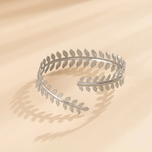 Gepolijste zilveren bladvormige open armband met natuur-geïnspireerd olijftak-ontwerp