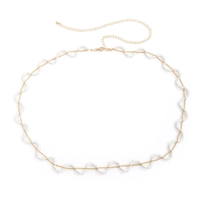 Detail der goldenen Taillenkette mit weißen Perlen und verstellbarem Karabinerverschluss