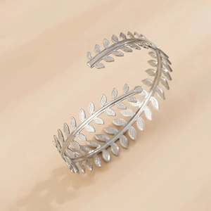 Elegante zilveren open armband met gedetailleerd olijftak- en bladvormig ontwerp