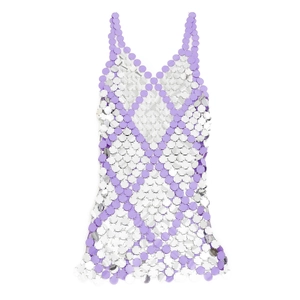 Detalle del patrón de lentejuelas púrpura y plata en vestido de cadena con cuello en V