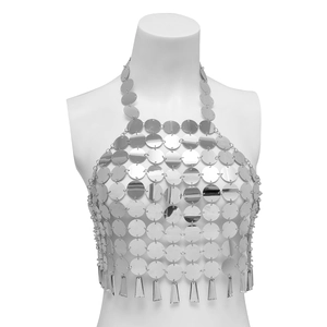 Λεπτομέρεια από ασημί παγιέτες halter top με παραλληλόγραμμα κρυστάλλινα μενταγιόν