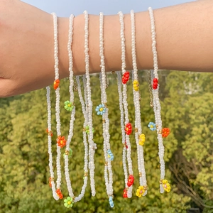 Collana di perline margherita bohémien fatta a mano con fiori colorati e perle barocche