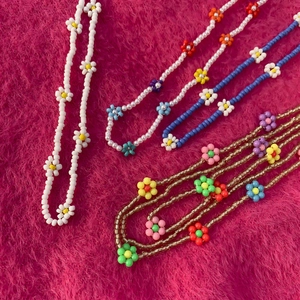 Set di collane girocollo con perle barocche e margherite colorate da donna