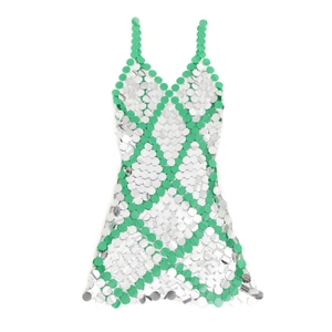 Detalle del vestido de lentejuelas plateadas y verdes con eslabones metálicos finos