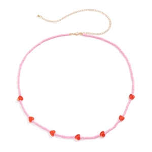 Detail der Bauchkette mit rosa Perlen, roten Herzanhängern und goldenem Verschluss