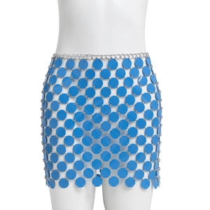 Sexy hellblauer Pailletten Minirock Körperkette mit silbernen Metallringen für Damen