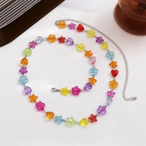 Bunte Acrylperlen-Taillenkette mit Herz- und Sternmotiven und verstellbarem Verschluss