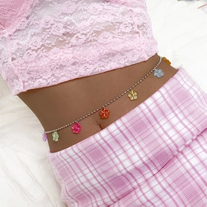 Detail der Y2K-Taillenkette mit bunten Acrylblumen an einer silbernen Kugelkette