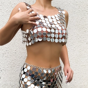 Détail du haut court et de la jupe à paillettes argentées pour un style de soirée chic