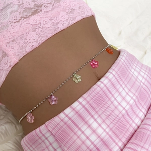 Detail der bunten Acryl-Blumenanhänger an einer silbernen Perlen-Taillenkette für Damen