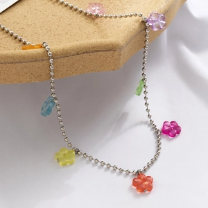 Detail von Regenbogen Blumen-Anhängern an einer silbernen Kugelkette für Boho-Körperketten