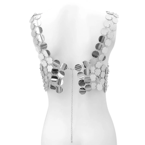 Détail de la chaîne de corps en paillettes argentées sur un mannequin pour les festivals d'été