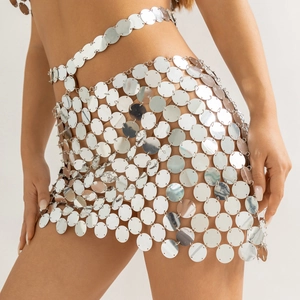 Détail de paillettes miroir argentées reliées par des anneaux en métal formant une jupe