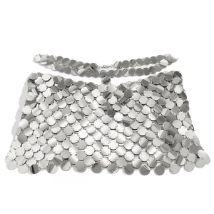Détail de sequins métalliques argentés reliés par des anneaux pour une chaîne de corps de fête