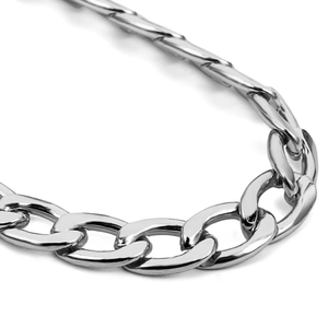 Macro shot of silver curb chain with mirror-polished finish and thick metal links