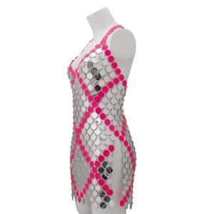 Dettaglio di paillettes argento e rosa collegate da anelli metallici su un mini abito