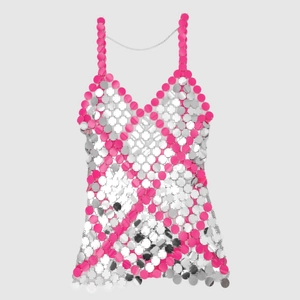Dettaglio di grandi paillettes rotonde argento e rosa su abito sexy con scollo a V